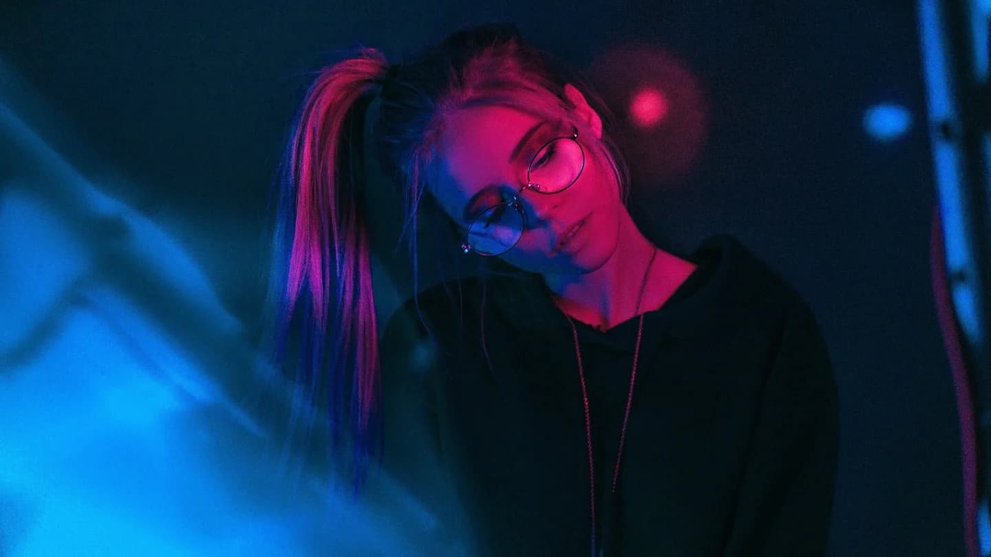 Nocturnal portrait with round glasses